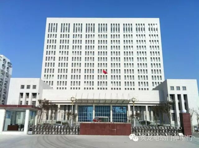 英龙机电电动伸缩门安装在汶上国防大厦大门口