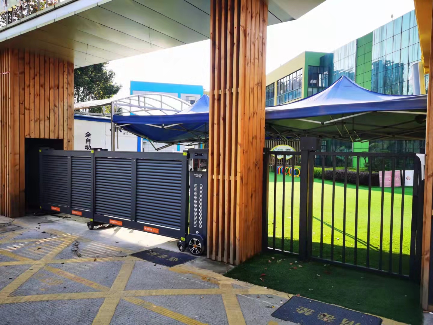 热烈祝贺英龙智能电动段滑门进驻江夏区东湖路幼儿园