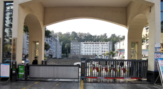 英龙智能段滑门 2258-C2 进驻雅安市田家炳中学学校少年宫