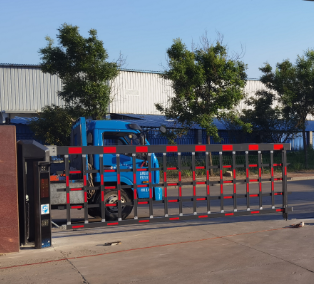 英龙智能空降道闸 双重守护通行无忧 