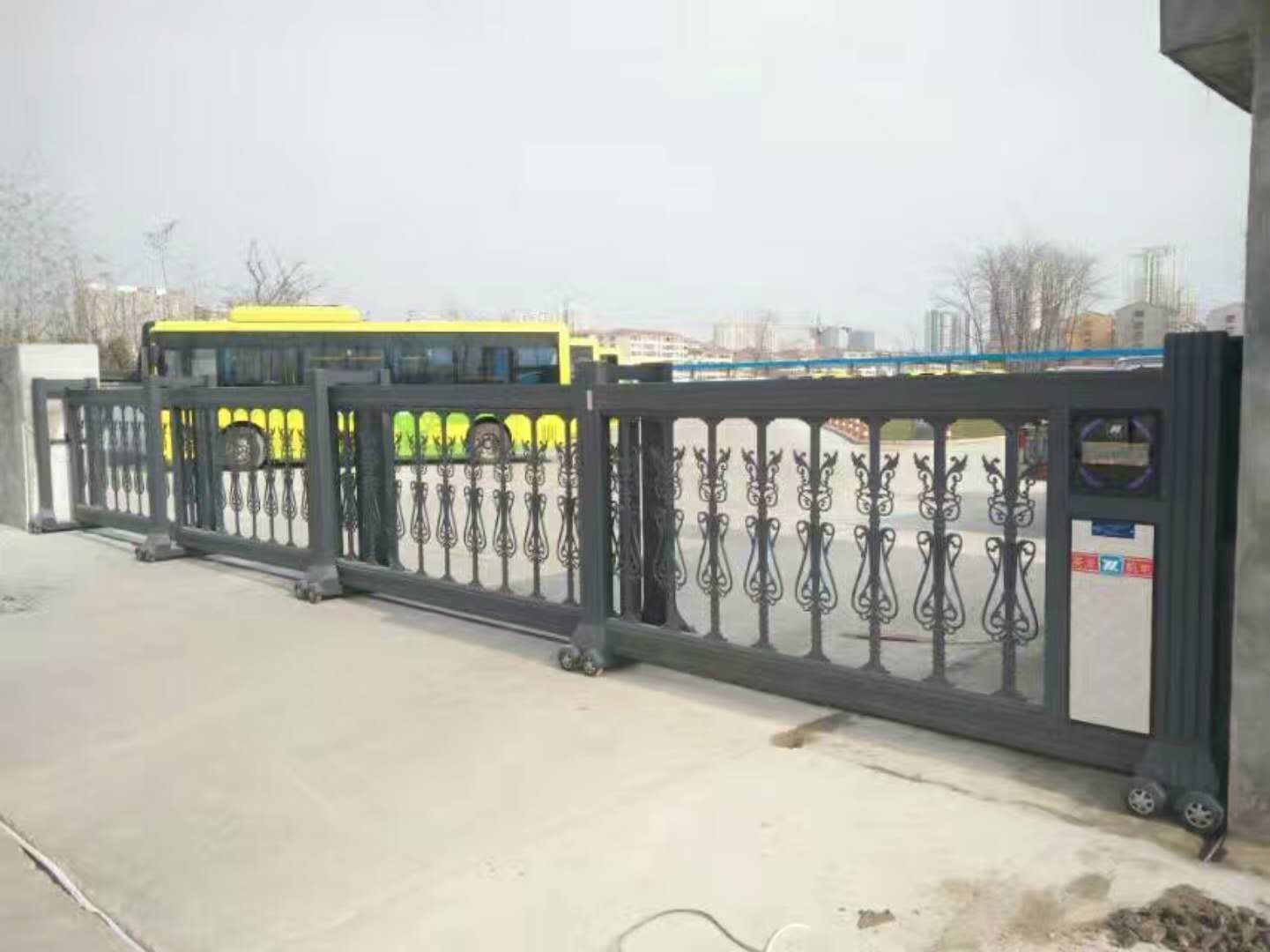 分段门 伸缩门 英龙